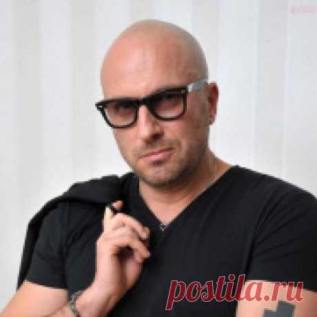 Дмитрий Нагиев, О женщинах Женщины постоянно жалуются, что мужиков вокруг нет. Женщин не жалко, ибо воспитывают своих сыновей, как девочек. Сюсюкают с ними до самой школы, впадают в истерику от любого падения и синяка или (боже упаси, Кирюшенька немедленно слезь!) попытку забраться на шведскую стенку выше третьей ступеньки, надевают на них штанишки-шортики до пяти лет и кормят с ложечки.