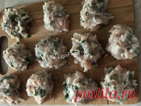 Спагетти с томатным соусом и куриными фрикадельками
