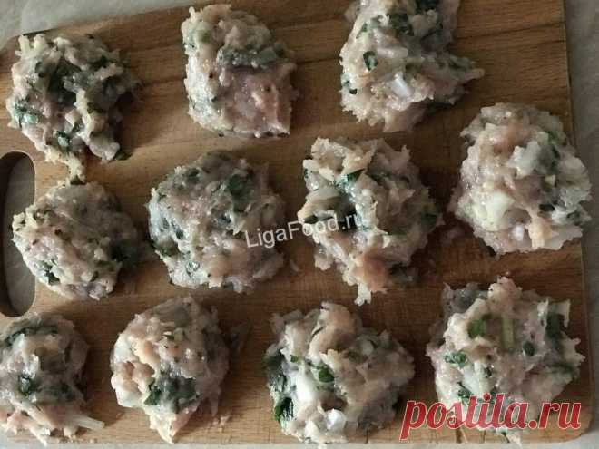 Спагетти с томатным соусом и куриными фрикадельками