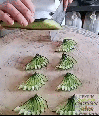 Простое украшение из огурца для праздничных блюд...