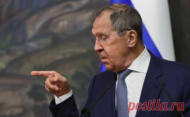 Лавров заявил о развязывании США войны против России руками Украины. Украину долго готовили к конфликту с Россией, теперь США снабжают ее оружием и разведданными. Они ведут войну против Москвы, считает Лавров. Вашингтон исключал боевые действия против России