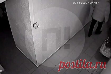 Появилось новое видео с сопротивляющейся похищению женой чеченского экс-судьи. Похищение Заремы Мусаевой, жены бывшего судьи Верховного суда Чечни Сайди Янгулбаева, которое совершили вооруженные люди в гражданской одежде и в масках, сняли на камеру в подъезде ее дома в Нижнем Новгороде. На кадрах видно, как несколько мужчин выволакивают из квартиры сопротивляющуюся Мусаеву.