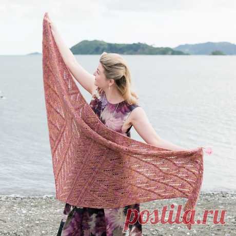 Модульная шаль с ажурными косами спицами Low Tide Shawl