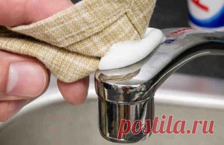 Как быстро и просто отполировать до блеска краны в ванной. Заблестят, как новые! Когда вы делали уборку в ванной комнате, то наверняка замечали, что порой просто непомерно большое количество времени требуется для того, чтобы вернуть блеск и красоту кранам и другим хромированным предметам.Хромированные предметы под воздействием влажности, пыли и остатков мыльных растворов