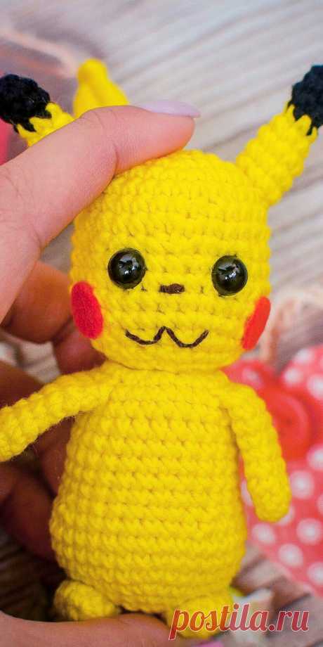 PDF Пикачу крючком. FREE crochet pattern; Аmigurumi doll patterns. Амигуруми схемы и описания на русском. Вязаные игрушки и поделки своими руками #amimore - покемон пикачу.