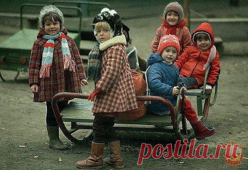 В моем детстве не было мобильных телефонов! .... Не могу понять... откуда я знала где все мои подруги?))))