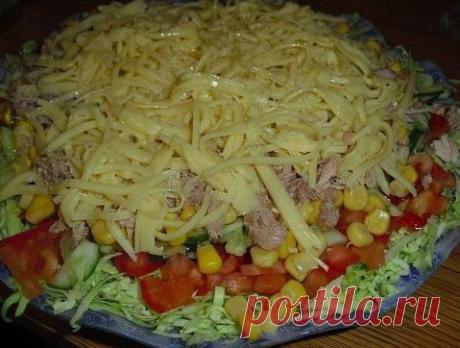 Салат капустный с тунцом.