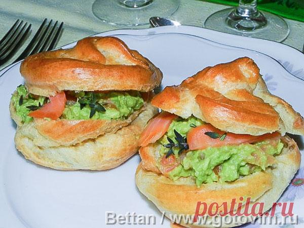 Профитроли с кремом из авокадо и копченой сёмгой. Рецепт с фото Лёгкая, но требующая подготовки закуска. Очень хорошо подходит к весеннему званому обеду. Ингредиенты даны для 8 штук.
