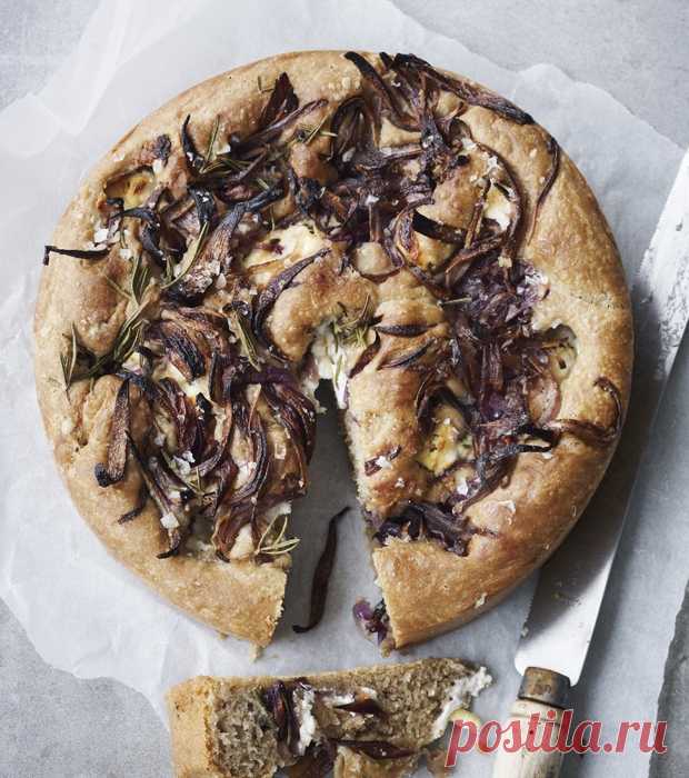 Focaccia med rødløg og gedeost | Mad & Bolig