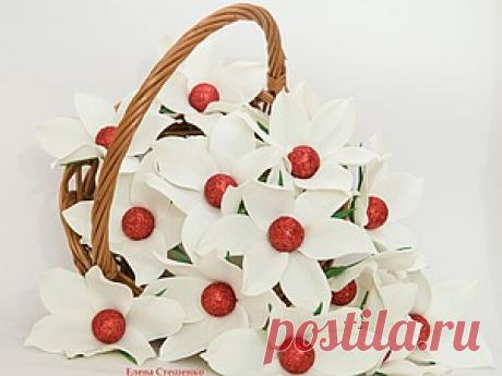 Видео мастер-класс по созданию цветов для декора из фоамирана Сегодня я предлагаю вашему вниманию видео мастер-класс по созданию цветочков из фоамирана для декора. И хотя, такие цветочки я использовала для Нового года, думаю, что ими можно украсить интерьер и к другим праздникам. Приятного творчества!