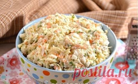 САЛАТ ИЗ КРАБОВЫХ ПАЛОЧЕК С СЫРОМ 

Простой домашний салат из крабовых палочек с сыром и чесноком отлично подойдет для тех, у кого нет лишнего времени на готовку. Сытный и вкусный, он при этом достаточно прост в приготовлении. Сочетание тертого сыра, крабовых палочек, чеснока, майонеза и зелени можно использовать и как начинку для рулетов из лаваша, и в качестве наполнения тарталеток, и для бутербродов и сэндвичей. Просто, вкусно и быстро! 

ИНГРЕДИЕНТЫ 

Сыр типа &quot;Российс...