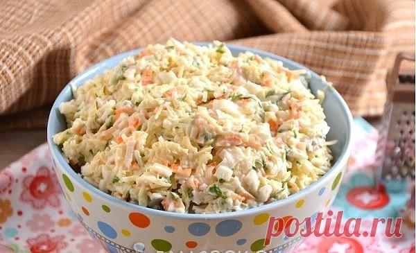 САЛАТ ИЗ КРАБОВЫХ ПАЛОЧЕК С СЫРОМ 

Простой домашний салат из крабовых палочек с сыром и чесноком отлично подойдет для тех, у кого нет лишнего времени на готовку. Сытный и вкусный, он при этом достаточно прост в приготовлении. Сочетание тертого сыра, крабовых палочек, чеснока, майонеза и зелени можно использовать и как начинку для рулетов из лаваша, и в качестве наполнения тарталеток, и для бутербродов и сэндвичей. Просто, вкусно и быстро! 

ИНГРЕДИЕНТЫ 

Сыр типа 