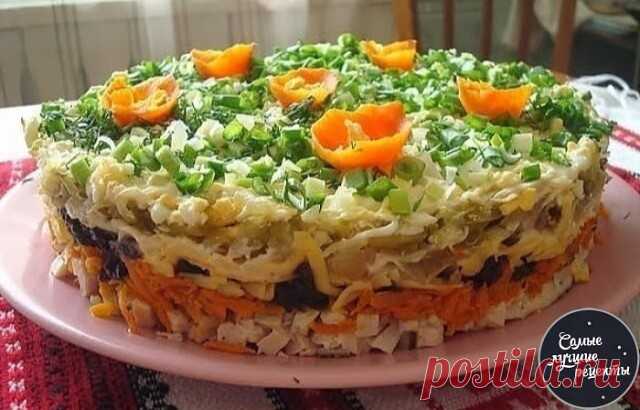 Слоёный салат с черносливом 