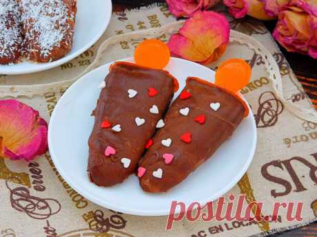 Мороженое «Эскимо»: спасаемся от жары домашними вкусностями - Будет вкусно - Медиаплатформа МирТесен Сегодня готовим вкусное, холодное, сладкое домашнее мороженое «Эскимо». Для этого понадобятся специальные формочки, но находчивые хозяйки делают мороженое и в пластиковых стаканчиках или баночках из-под йогурта. Никаких сырых яиц, в основе взбитые сливки и сгущенка. Время приготовления: 15 минут - 14 июля - 43238048885 - Медиаплатформа МирТесен