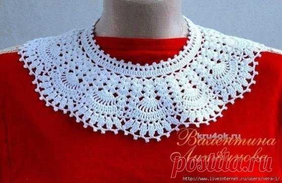 Ажурный воротник крючком. Работа Валентины Литвиновой 
 
Ажурные кружева, связанные крючком, никогда не выходят из моды. По изящным узорам видно, какие чувства хотела донести Вам мастерица: любовь, тепло, нежность, уют… Настоящий воротничок связан крючком из 100% турецкого хлопка. Особенно красиво смотрится на детских и женских платьях. С помощью таких очаровательных воротничков можно создать любой образ: классический, романтический или экстравагантный. 
 
Описание воротника 
Материалы: пряжа «И