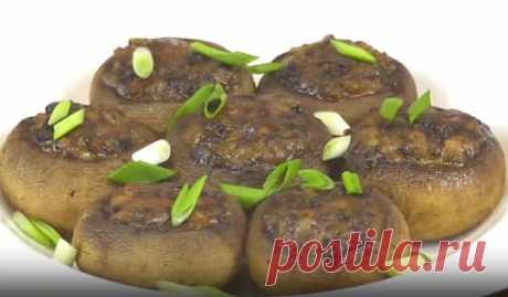 Горячая закуска на Новый год 2019 – фаршированные грибы с курицей