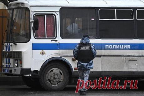 Одного из трех задержанных пособников теракта в «Крокусе» доставят в Москву. Одного из трех задержанных пособников теракта в концертном зале «Крокус Сити Холл» доставят в Москву для избрания меры пресечения. Речь идет о задержанном в Омске выходце из Центрально-Азиатского региона. Сотрудники ФСБ задержали троих пособников теракта в подмосковном «Крокусе» ранее 4 апреля.