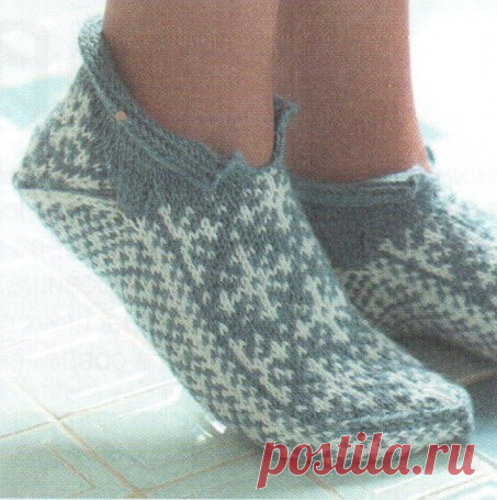 Вязанные носки на спицах с узорами: жаккард и витое вязание Вязанные носки спицами с узорами из жаккарда и витого вязания, красивы и практичны. Носочки и следки-тапочки в скандинавском стиле отличный подарок.