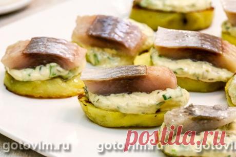 Тартинки из картофеля с соленой сельдью и соусом тартар. Рецепт с фото Рецепт оригинальной закуски из соленой сельди. Основа - картофельные тартинки, для приготовления которых ломтики вареного картофеля обжаривают до золотистой корочки на растительном масле или запекают в духовке. Соус тартар, который используется в рецепте рыбной закуски, удачно оттеняет вкус жирной соленой сельди.

