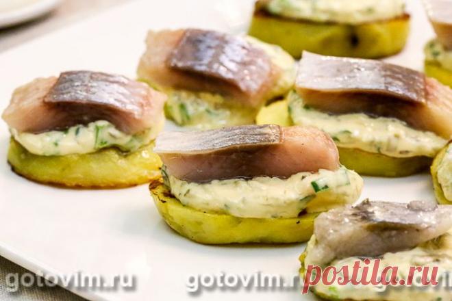 Тартинки из картофеля с соленой сельдью и соусом тартар. Рецепт с фото Рецепт оригинальной закуски из соленой сельди. Основа - картофельные тартинки, для приготовления которых ломтики вареного картофеля обжаривают до золотистой корочки на растительном масле или запекают в духовке. Соус тартар, который используется в рецепте рыбной закуски, удачно оттеняет вкус жирной соленой сельди.

