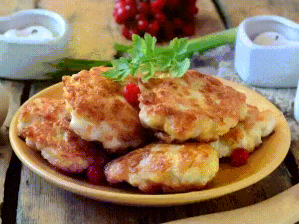 Шницели с сыром
Ингредиенты: 
Куриная грудка — 1 шт. 
Сыр твердый — 150 г 
Яйцо — 1 шт. 
Мука — 3 ст. л. 
Соль — по вкусу 
Перец — по вкусу 
Приготовление: 
1. Подготовьте все необходимые ингредиенты. Куриную грудку разморозьте, если она была заморожена. 
2. Сыр натрите на крупной терке. Он придаст шницелям нежность и сочность. 
3. Курицу порежьте мелко. 
4. Смешайте курицу с сыром, добавьте яйцо, муку, соль и перец. Хорошенько перемешайте массу. 
5. Из полученного фарша сформируйте котлетки, вы