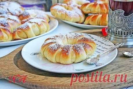 БУЛОЧКИ С ВАРЁНОЙ СГУЩЁНКОЙ   количество 12-15 штук.

Тесто: 450 гр. пшеничной муки 5 гр. сухих дрожжей 100 мл. молока 180 мл. кефира 80 гр. сахара 1/2 ч.л. соли 70 гр. сливочного масла 1 куриное яйцо ванилный сахар 

1 банка варёного сгущённого молока(молоко остается,используется чуть больше половины) 1 куриное яйцо для смазывания булочек сахарная пудра у меня что-то похожее на вареную сгущенку, здесь называется dulce de leche варят из молока и вкус получается похож на ва...