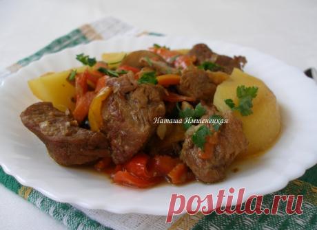 Говядина, тушеная с грибами и овощами Говядина, тушеная с грибами и овощами, - это аппетитное и вкусное блюдо, которое можно приготовить с любыми овощами. В этом рецепте используются разноцветные болгарские перцы и шампиньоны, которые придают блюду особый вкус. Говядина получается мягкой и сочной благодаря длительному тушению.