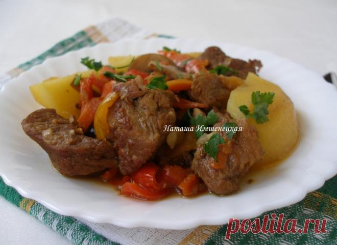 Говядина, тушеная с грибами и овощами Говядина, тушеная с грибами и овощами, - это аппетитное и вкусное блюдо, которое можно приготовить с любыми овощами. В этом рецепте используются разноцветные болгарские перцы и шампиньоны, которые придают блюду особый вкус. Говядина получается мягкой и сочной благодаря длительному тушению.