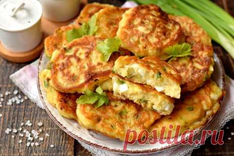Самые быстрые пирожки с яйцом и зеленым луком Рецепт быстрых пирожков с начинкой. В качестве начинки используем отварные яйца, нарезанные кубиком, и зеленый лук. Тесто готовится на кефире с добавлением соды, за счет чего пирожки получаются пышными. Начинка добавляется в само тесто, и сразу можно жарить пирожки. Блюдо также часто называют — оладьи с припеком.