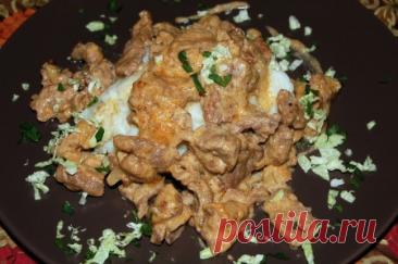 Рецепт приготовления бефстроганов из говядины Бефстроганов из говядины - это классическое блюдо, которое порадует любителей мяса своим нежным вкусом. Говядина, тушенная в сметане с луком и горчицей, становится мягкой и ароматной. Подается с картофельным пюре, что делает его идеальным для семейного ужина.