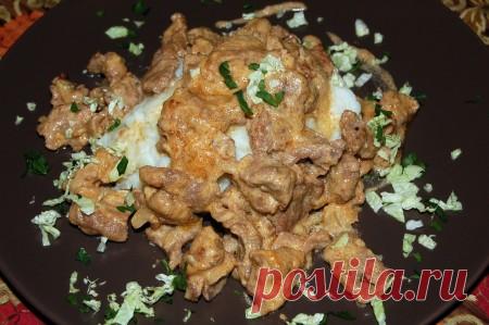 Рецепт приготовления бефстроганов из говядины Бефстроганов из говядины - это классическое блюдо, которое порадует любителей мяса своим нежным вкусом. Говядина, тушенная в сметане с луком и горчицей, становится мягкой и ароматной. Подается с картофельным пюре, что делает его идеальным для семейного ужина.