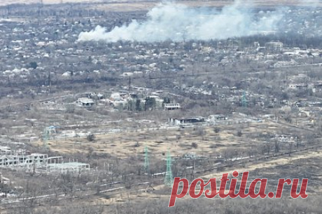 Жители Авдеевки помогли эвакуировать российского солдата с ранением. Двое жителей Авдеевки — Юрий Филипко, переживший инсульт и его сосед, инвалид второй группы Максим Чмырь — помогли эвакуировать солдата ВС России с ранением в ноги, пока противник обстреливал эвакуационную группу кассетными боеприпасами. Вместе они добрались до безопасного места в ДНР.