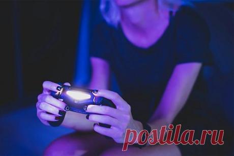 Московская школьница перевела мошенникам сотни тысяч рублей ради валюты для игры. В Москве 12-летняя школьница отдала более 400 тысяч рублей мошенникам, которые обещали ей поменять деньги на виртуальную валюту. Инцидент произошел 5 марта, пока мама подростка спала. По данным источника, мошенники написали школьнице в одном из мессенджеров, предложив ей помочь в приобретении валюты в онлайн-игре.