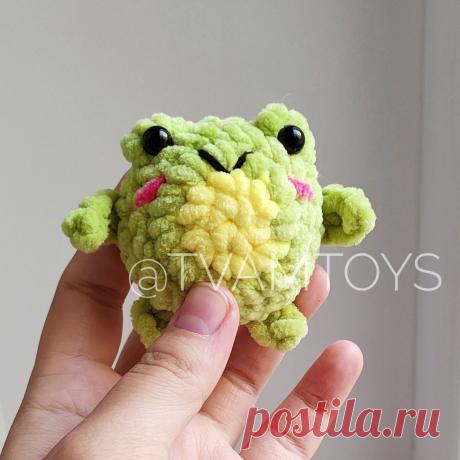PDF Жабуська крючком. FREE crochet pattern; Аmigurumi toy patterns. Амигуруми схемы и описания на русском. Вязаные игрушки и поделки своими руками #amimore - плюшевый брелок в виде лягушки, маленькая жаба из плюшевой пряжи, лягушонок.
