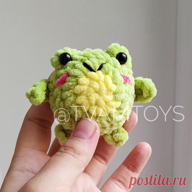 PDF Жабуська крючком. FREE crochet pattern; Аmigurumi toy patterns. Амигуруми схемы и описания на русском. Вязаные игрушки и поделки своими руками #amimore - плюшевый брелок в виде лягушки, маленькая жаба из плюшевой пряжи, лягушонок.