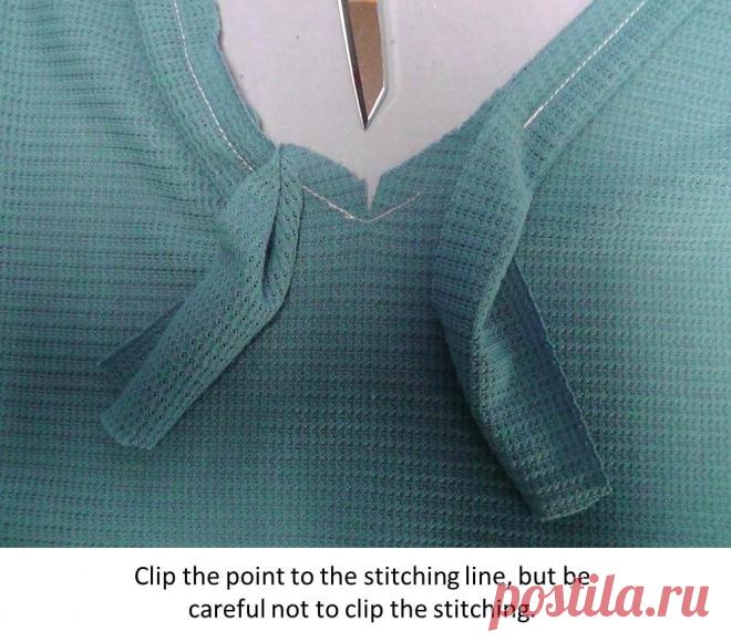 Обработка V-образной горловины на трикотаже. Больше фото по ссылке