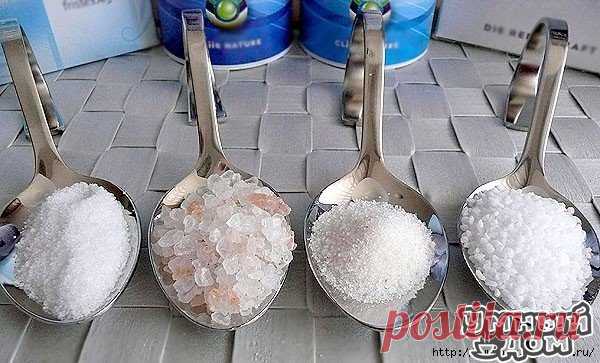 Очищения сосудов при помощи меда, апельсина и лимона Очищает сосуды, укрепляет иммунитет, ускоряет метаболизм и благотворно влияет на нервную систему. Возьмите по 2 шт. апельсина и лимона, вымойте их и измельчите на мясорубке, предварительно удалив из них косточки. Переложите полученную массу в стеклянную банку, добавьте в нее 2 ст.л. натурального меда и поставьте в холодильник на сутки. Схема употребления: Употребляйте цитрусовый мед перед едой по 2 ч.л. в течение месяца. Здоровья вам!