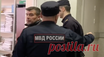 Суд арестовал ещё одного фигуранта дела о суррогатном алкоголе в Ленобласти. Октябрьский районный суд Санкт-Петербурга арестовал мужчину, который перепродавал суррогатный алкоголь в Ленинградской области. Читать далее