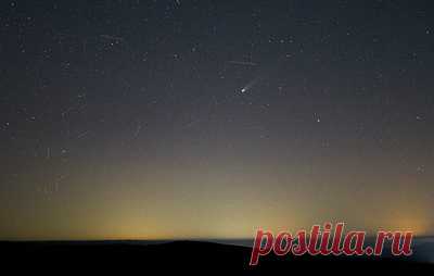 В небе над Россией наблюдают самую яркую комету года. В небе над Карачаево-Черкесией 18 октября наблюдали кометы C/2025 R2 SWAN и C/2025 A6 (Lemmon), а уже завтра Lemmon пройдет на минимальном расстоянии от нашей планеты, которое составит 89 185 647 км