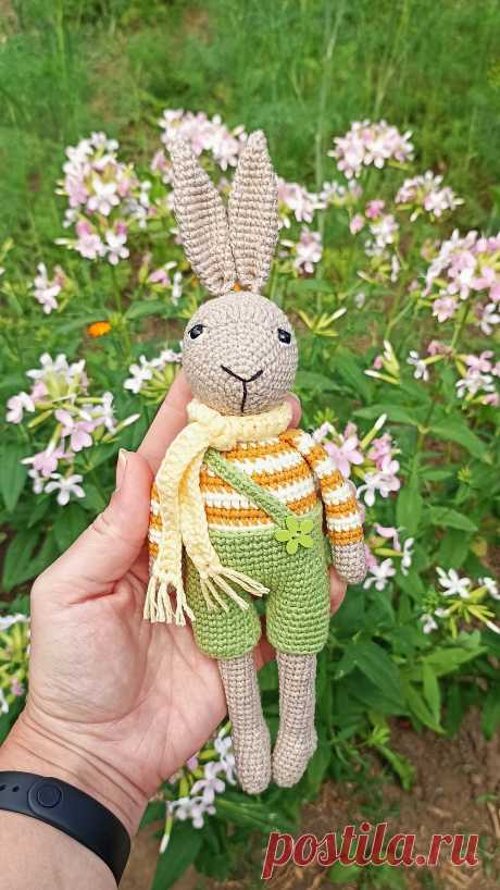 PDF Зайка крючком. FREE crochet pattern; Аmigurumi animal patterns. Амигуруми схемы и описания на русском. Вязаные игрушки и поделки своими руками #amimore - зайка в комбинезоне, заяц, зайчик в штанишках, кролик, зайчонок, крольчонок.