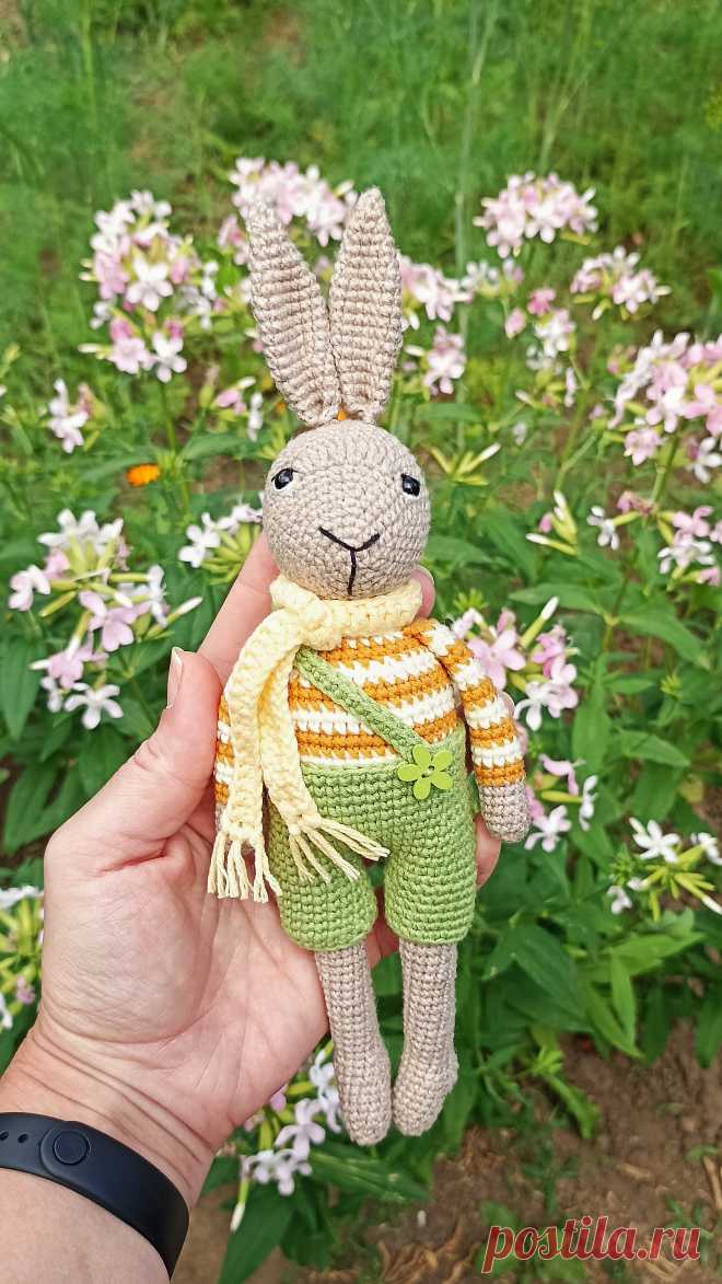 PDF Зайка крючком. FREE crochet pattern; Аmigurumi animal patterns. Амигуруми схемы и описания на русском. Вязаные игрушки и поделки своими руками #amimore - зайка в комбинезоне, заяц, зайчик в штанишках, кролик, зайчонок, крольчонок.