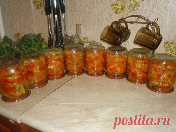 Скумбрия  с овощами .
6 скумбрий, 1 кг лука, 1,5 кг моркови, 2 кг помидор, соль 2 ст. ложки без горки, сахар 180 гр., раст. масло 1 стакан, перец, лавровый лист. Лук порезать, морковь через терку, добавить масло, соль, сахар и тушить 10 мин. Затем добавить порезанные помидоры и еще тушить 15 мин. Добавляем скумбрию порезанную кружочками по 1 см ( я хребет отделяла и резала примерно по 5 см), перец, лаврушку и варить 1,5 часа. В конце варки добавить 2 чайн. ложки уксуса 70%...