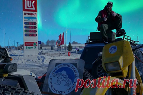 Россиянин отправился в Арктику на мотоцикле. Участник команды RusArcticTravel Сергей Редчиц, который родился в Тульской области, отправился в Сибирь и на Ямал на мотоцикле. Об этом сообщает «Тула СМИ». Редчиц назвал Ямал одним из самых труднодоступных регионов России и подчеркнул, что добраться на него можно только по сезонным автодорогам — зимникам.