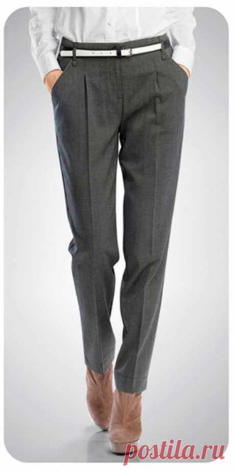 Как правильно сделать стрелки на брюках

История стрелок очень интересна и познавательна. Спорные и достоверные факты привносят в эту историю какую-то загадку и неопределенность.

Но как бы там ни было, стрелки есть, и нужно их как-то делать.

А как же правильно делать стрелки на брюках?

Сегодня расскажу о том, как нужно ПРАВИЛЬНО их делать.

Для начала нужно полностью обработать боковые и шаговые швы (стачать и обметать).
Брючины должны быть поотдельности (т.е. шов сидения не нужно стачивать).