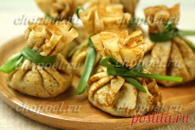 Блины с курицей и грибами | chopoel.ru Тонкие нежные блины с курицей и грибами в необычной подаче – блинные мешочки с курицей и грибами. Блинчики на кефире подойдут для этого рецепта идеально.