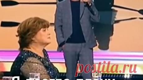 Слушая эту песню, каждая женщина думает ,что эти слова для неё. Исполняет Виват Басов.