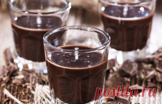 Шоколадное вино Если вы считаете, что шоколадное вино – это новинка и современная разработка, то сильно ошибаетесь. Впервые такой напиток был придуман ещё в XVIII веке, и его с удовольствием пили обладающие безупречн…