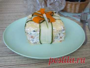 ​Салат с грибами и куриным филе "Сюрприз" Ингредиенты:Куриное филе &mdash; 150 гГрибы маринованные &mdash; 3 ст. л.Морковь &mdash; 1 шт.Огурец свежий &mdash; 1 шт.Лавровый лист &mdash; 1 шт.Перец душистый &mdash; 3–4 шт.Майонез &mdash; 3–4 ст. л.Сыр &mdash; 40–50 гПерец черный &mdash; по вкусуПриготовление:1. Отварите куриное...