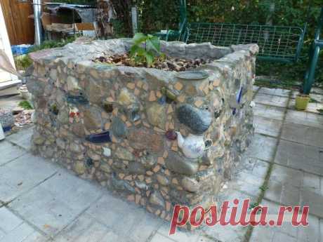 Оригинальная клумба из бутылок