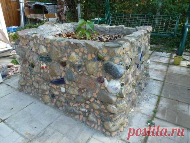 Оригинальная клумба из бутылок